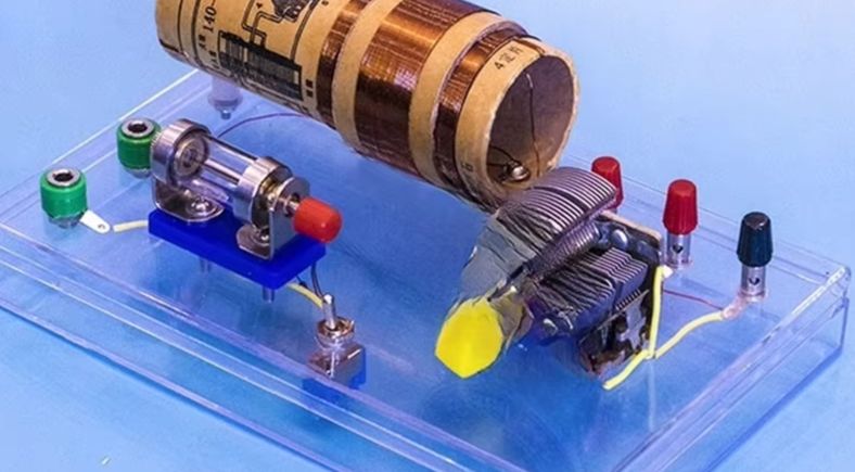 Science Hobbyist - 140 Coil Air Variable Capacitor Retro